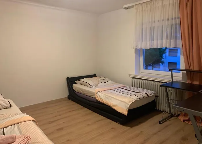 Fair House Near Duesseldorf- 5 Bedrooms, Garden, Terrace Parking بيت للعطل *